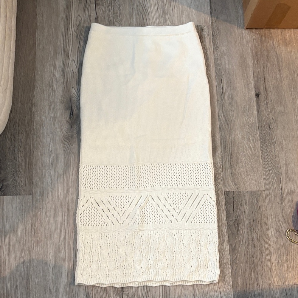 Elegant White Knit Skirt